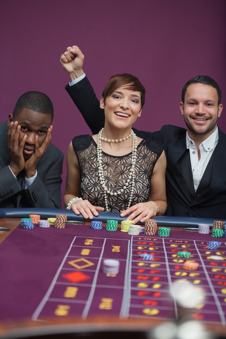Meja French Roulette live-dealer townscaper dengan studio profesional dan multi-kamera